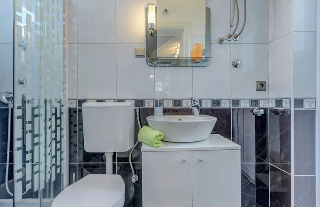 Luxurious Holiday Home in Arbanija with Hot Tub - Photo 16