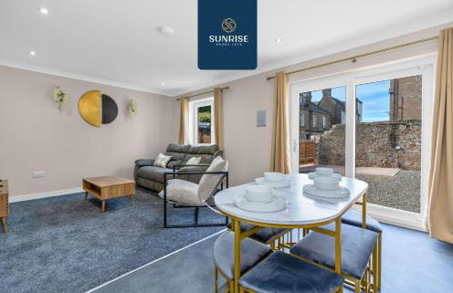L2 - INVOICE and REDUCED PRICE only via SUNRISE SHORT LETS DUNDEE, Stunning 4 Bed House with 6 Beds and 3 bathrooms, TVs in each room, Free Parking, Fully Equipped, Local Amenities, Easy Ring Road Access, Special Rates and ONLY 9 Mins to STANNERGATE Ports - Foto 3