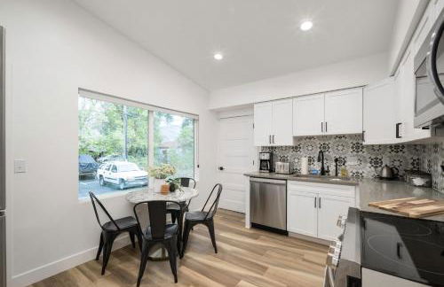 Light-Filled Modern Flat Near 25th Street Fun - Photo 24