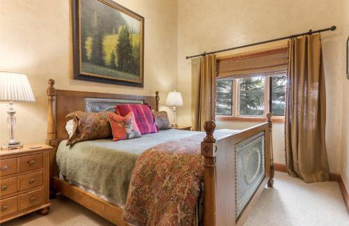 Outdoor Private Hot Tub, In Home Movie Theater, Luxurious Creekside Home - Photo 44