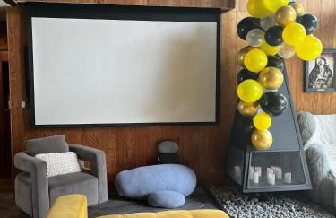 Swanky Mid-Modern Century-5 Decks-90 inch 4K Screen - Foto 20