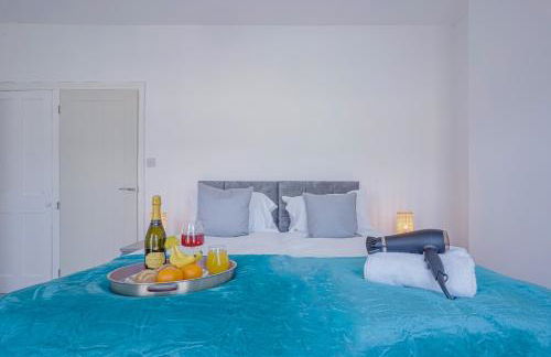 Newly Refurbished House - Close to Town Centre -Free Parking, Super-Fast Wifi, Smart TV with Netflix by Yoko Property - Photo 4