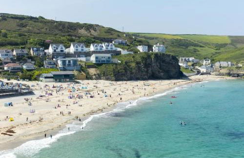 Beach Lovers Paradise in Portreath - With Sea Views & Log Burner just 100m from beach - Photo 1