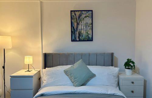 Bright and Spacious 2 Bed Flat Sleeps 5 - Foto 1