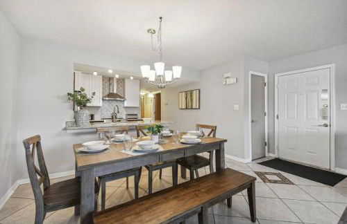 SPECTACULAR, NEW Professional Decor, Near Dis, NO Steps, Pool, Patio, LOW Rates! - Foto 63