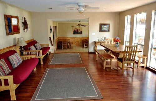 Spacious Lakefront Home with Beach Access and Sports Courts for Fun-Filled stays in Buchanan Dam, Texas - Foto 3