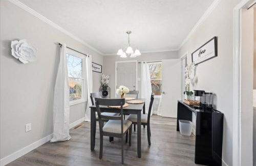 Stylish Private Room in Peaceful Home| 30 Nite Min - Foto 8