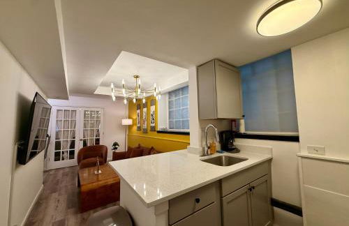 Gold Coast 2BR Suite Near Oak Street - Photo 7