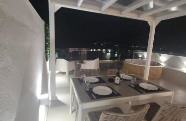 Stylish Rooftop Retreat with Hot Tub with Loutraki Beach - Foto 14