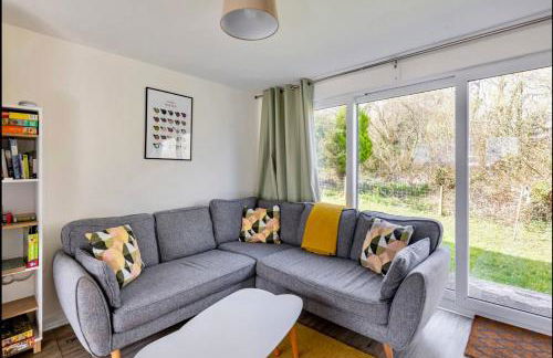 2 BR Beach Woods chalet with parking, 5 mins to beach - Foto 10