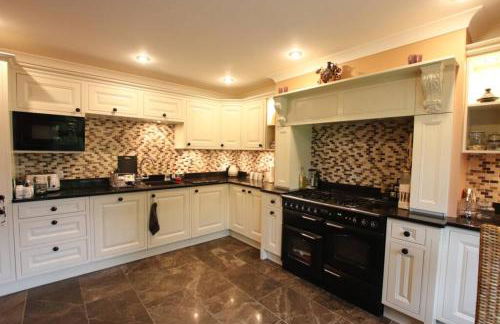 Serene Countryside Home with Manicured Gardens - Foto 5