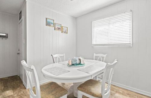 Beachy Getaway - Cozy and Secluded Lodge Home - Foto 28