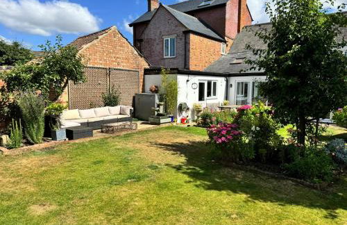 Cybil's Retreat - Renovated 2 bedroom house with enclosed garden - Photo 25