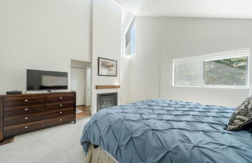 Bright and Cozy Getaway - Photo 11