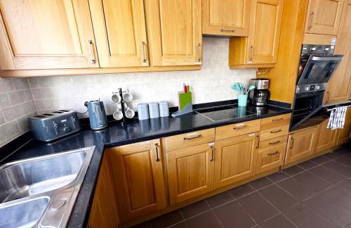 Green Haven Villa - 4BR Spacious House with Hot tub, Ample Parking, Air Condition, WIFI, Netflix, Patio & Garden - Foto 12