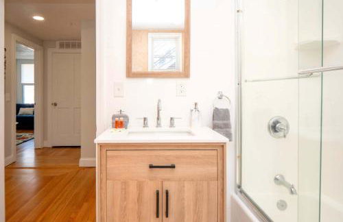 Jennifer's Cozy Apt Near Brown w In Unit Laundry - Foto 16