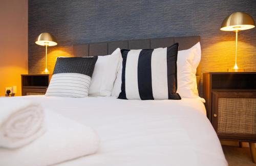 3x Bed Elegant House with Private Parking - Photo 12