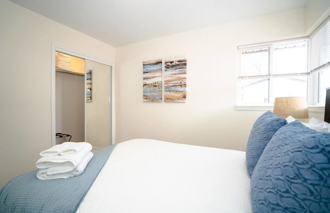 The Meadowlark Manor Spacious Backyard & Hot Tub - Photo 7