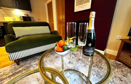 Elegant Hayfield Escape - Heart of Peak District - Photo 21