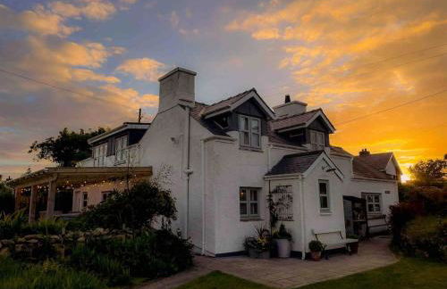 Delightful 3 bed cottage with hot tub & sea views. - Photo 2