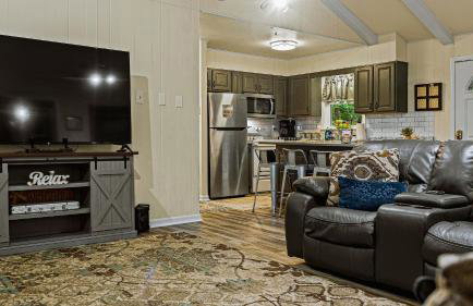 Frolic on Fern by Avantstay Enclosed Deck w/ Forest Views, Bar - Foto 18