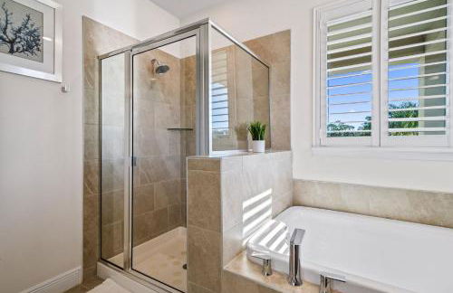 Epic Playhouse Getaway - Castle & Superhero Bunks Theater Private Pool No Rear Neighbors - Foto 8