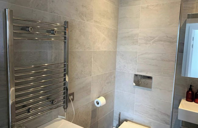 Stylish 2BD Flat With Private Balcony - Battersea - Foto 13