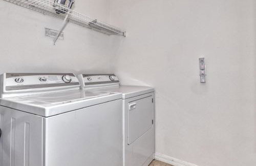 Sunny lake view villa with pool spa - close to attractions - Foto 12