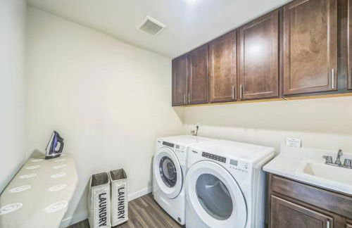 Serene Port Orchard Retreat - 3BR 3BA with Trails and Amazing Views - Foto 17