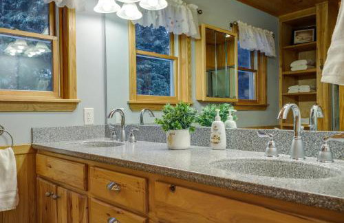 Adirondack Retreat with Heated Pool and Scenic Views! - Foto 14