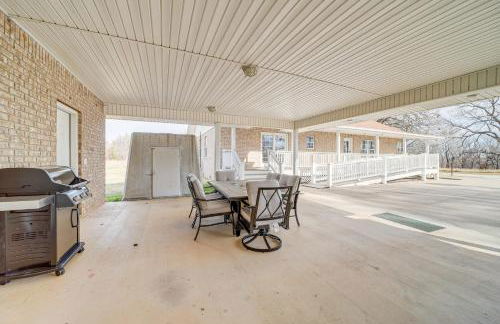 Game Room and Large Yard Vinita Farmhouse! - Foto 26