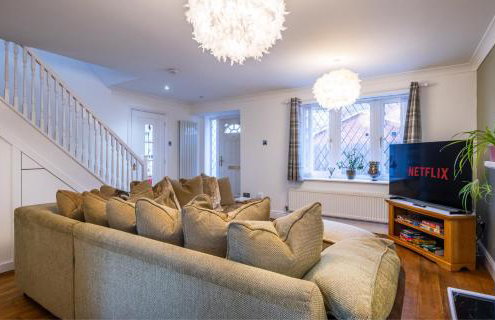 Award Winning Beautiful House in South Cambridge, 14-Min Drive to the City Centre, Free Parking, No Sofabeds, Sleeps 6 - Photo 3