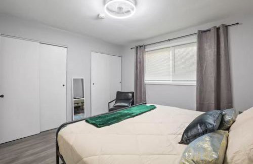 Convenient Mid and Extended Stay Near Airport - Foto 14