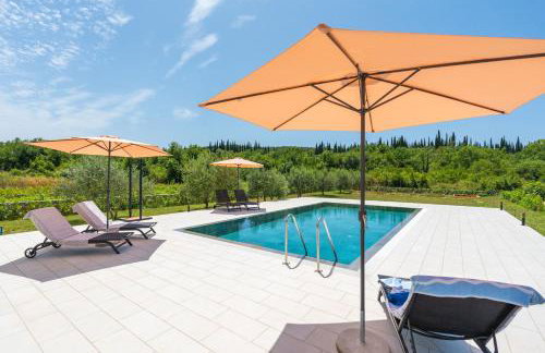 Green & Blue Five Bedroom Villa with Private Pool and Complete Privacy - Photo 8