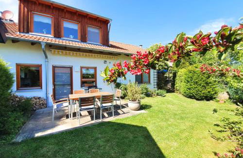 Modernes Ferienhaus mit großer Küche, Terrasse & Garten - Foto 1