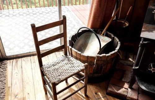 Rustic-Modern Chalet w/ Fire Pit, Deck & Views in Slanesville, WV - Foto 27