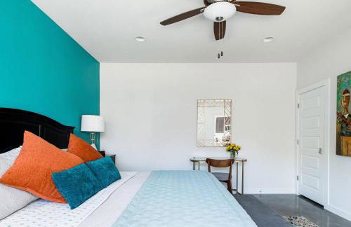 Explore the River Walk from Artsy Designer Retro Chic Home - Foto 43