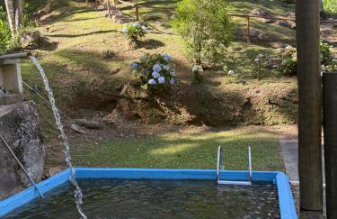 Casa com rio privado passando na frente e cercada por belas montanhas e piscina natural Estrada pavimentada até o estacionamento - Foto 9