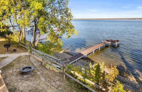 Waterfront retreat w/ wraparound deck & BBQ - Foto 27