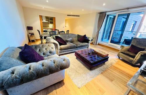Chelsea Riverfront 2BR & Balcony - Foto 14