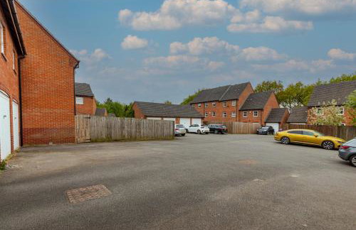 Modern 2-BR Home WiFi plus Parking - Photo 26