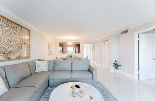 Boca Beachside 2BR 2BA with Pool and Balcony Steps to Sand - Foto 33