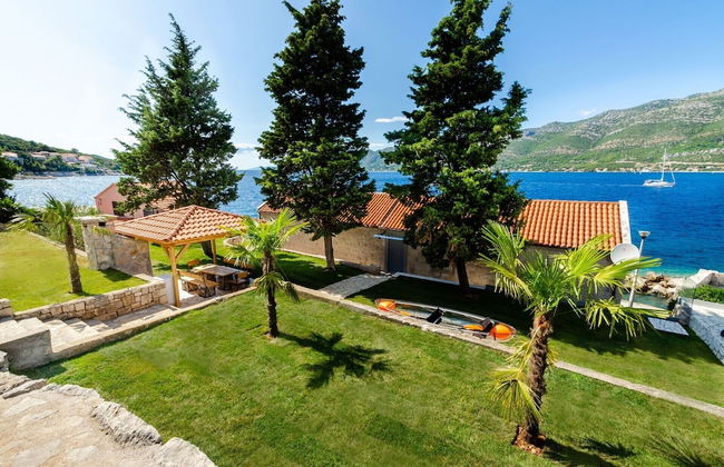 Beachfront Villa Gabriela with Pool - Foto 75