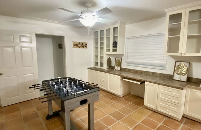 Tropical Theme Home Steps from the Beach - Foto 8