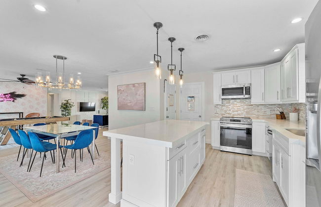 Coastal Retreat Stylish 4 BDR w/ Private Pool! - Foto 19