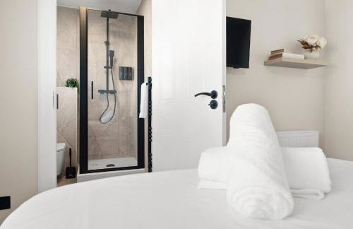 Riverside Rest 2 - 2 Bath, 2 Bedroom Apartment - Free Onsite Parking - Photo 21