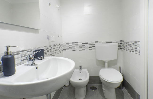 Black and White Movie Apartment - Photo 17