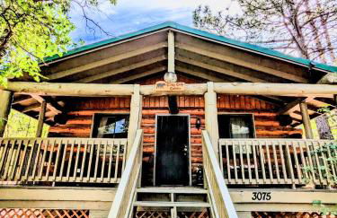 Charming Log Cabin in Tall Pines w Large Deck - Foto 7