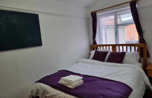 Entire 3 bedroom home with Parking in Welling, London, UK - Photo 22