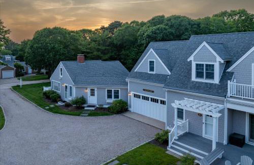 Stay 1 Block from Ocean at 7-Bed Retreat with Yard, Deck and Game Room, Host Up to 22 Across 16 Beds, Gas Fireplace, Gas Grill, Ample Parking, Walk to Menauhant Beach, Perfect for Family Getaway, 24 Hr Hospitality - Foto 43